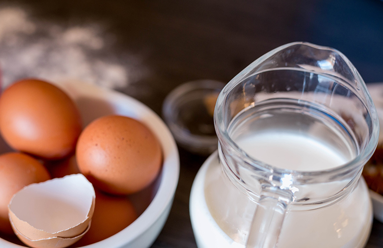 Adding milk to scrambled eggs