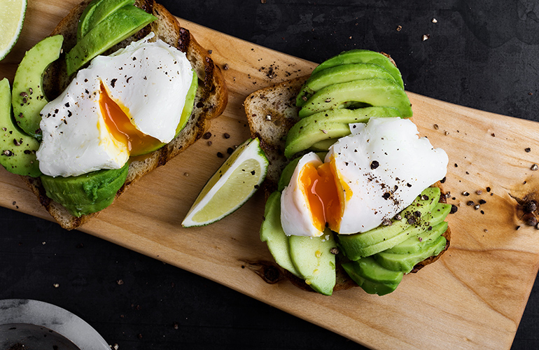 Poaching eggs in a tiny pot