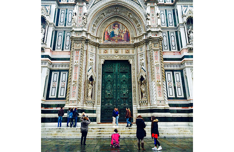 Don’t eat on church steps in Italy