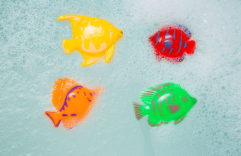 Organise bathtub toys with colanders