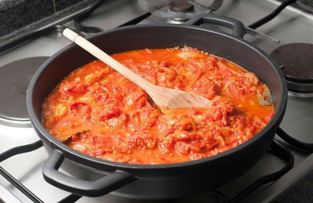 Prevent tomato sauce stains