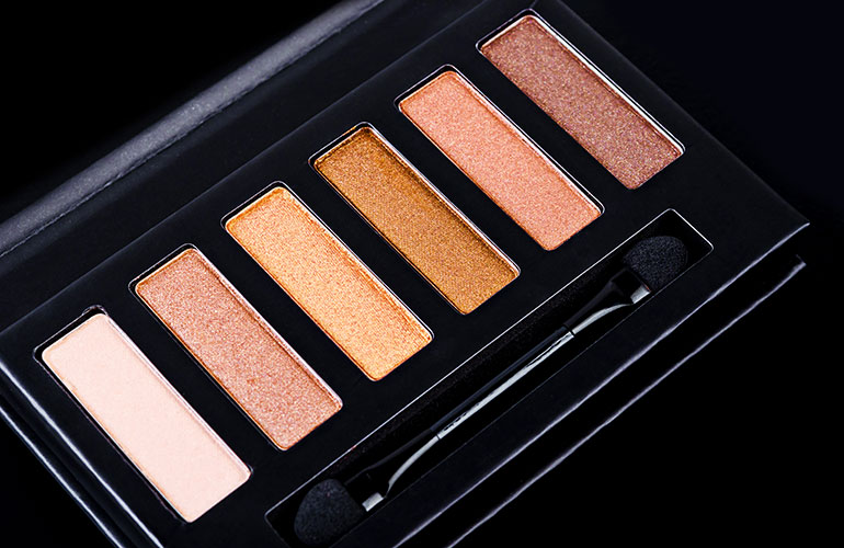 To accentuate your eyes, choose a shadow colour that complements your eye colour.