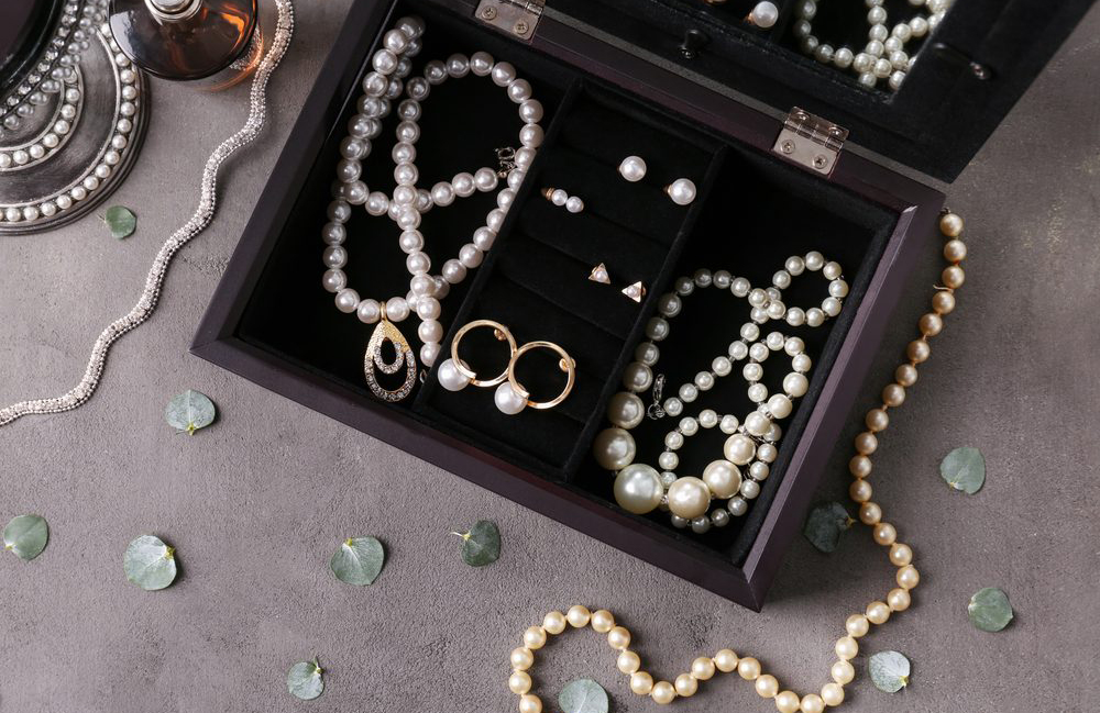 Clean costume jewellery