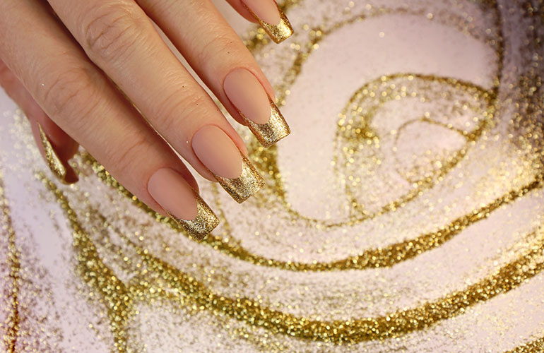 Nail trend: classic French tips in metallic shades