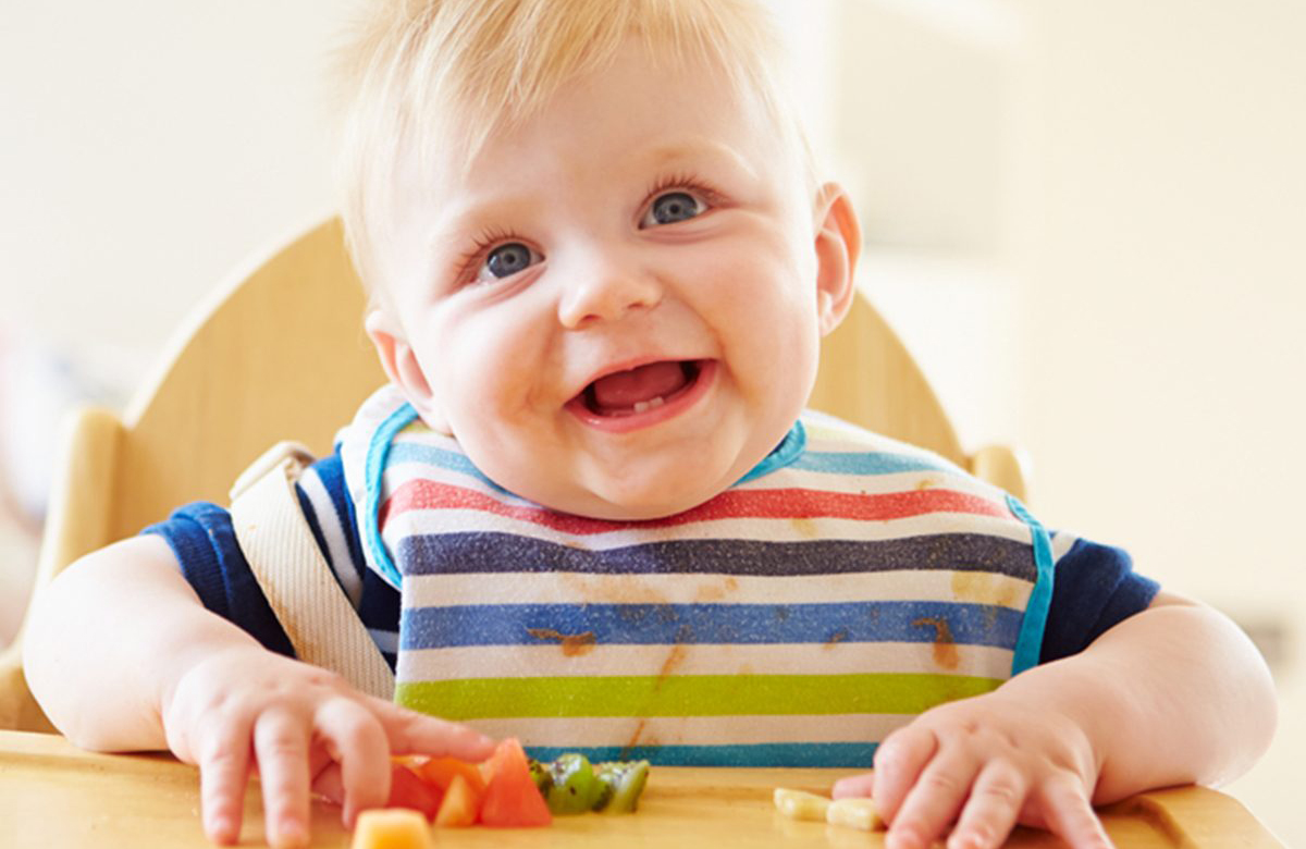 Use an ice cube tray as a toddler buffet