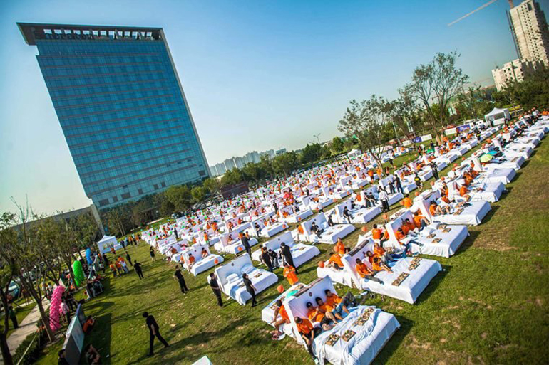 Largest number of people eating breakfast in bed