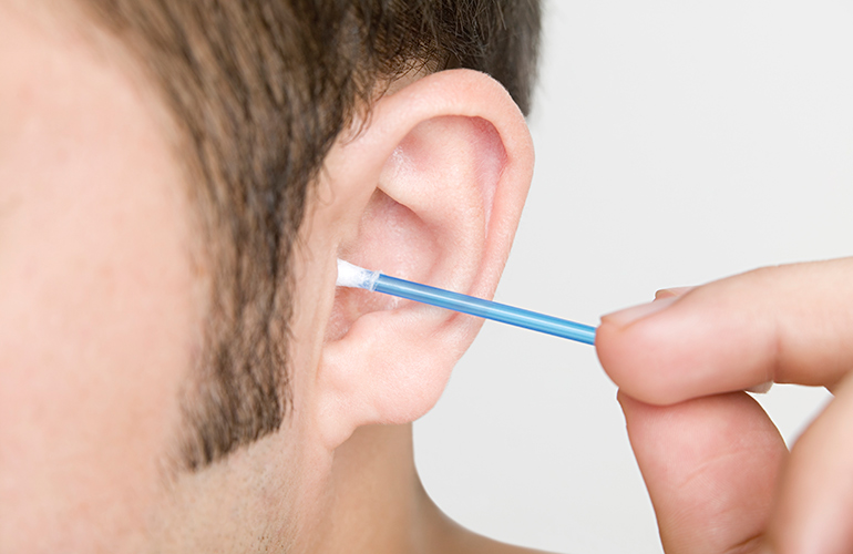 Cleaning earwax with a cotton bud: not healthy