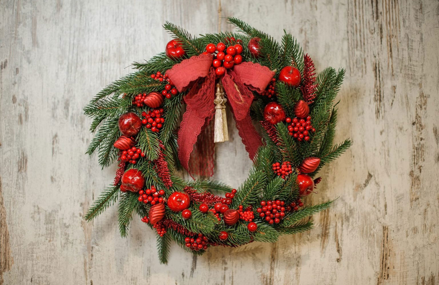 Apples and bow Christmas wreath