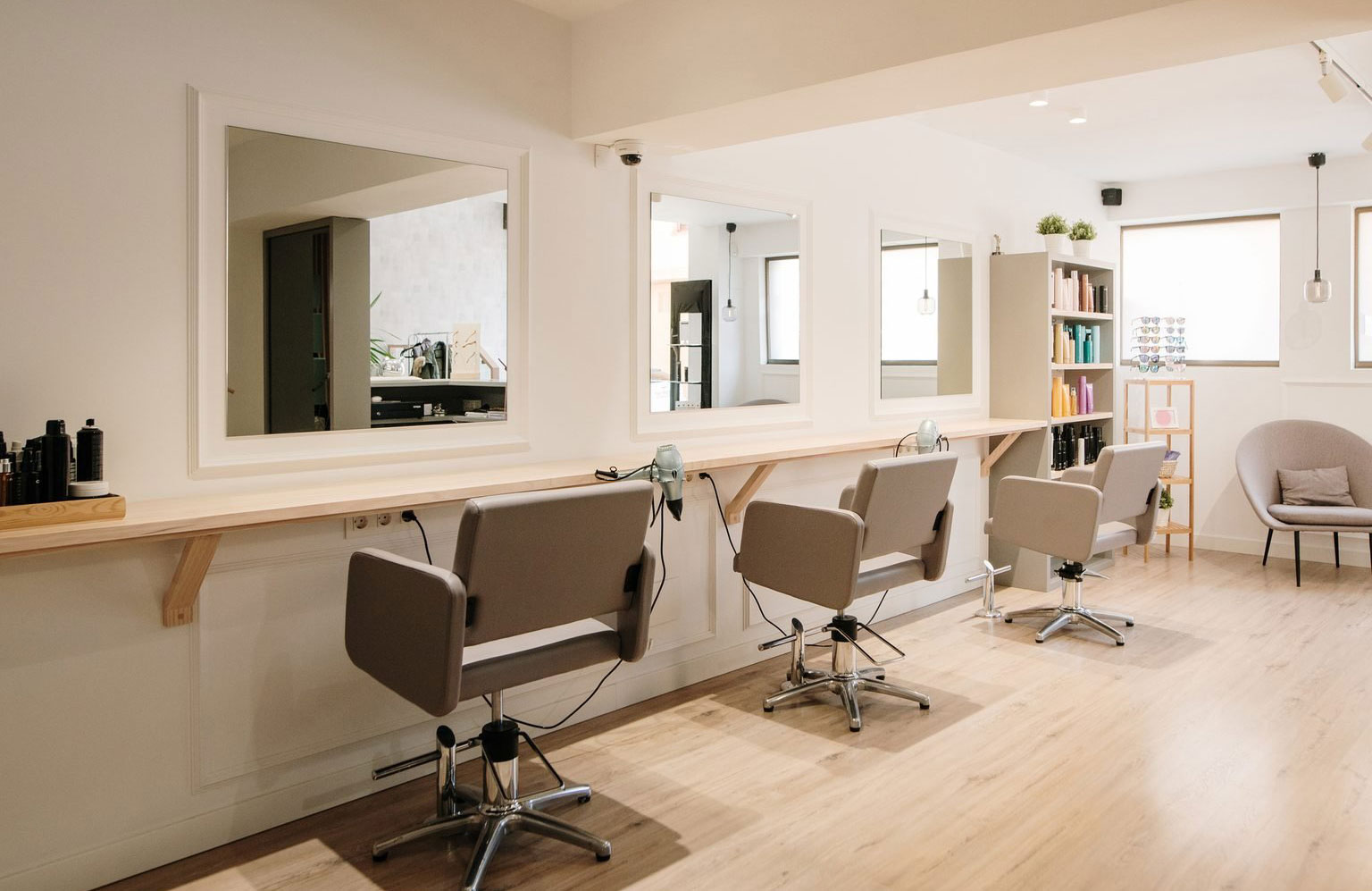 The salon is dirty