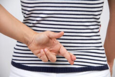 6 silent signs you’re being lied to