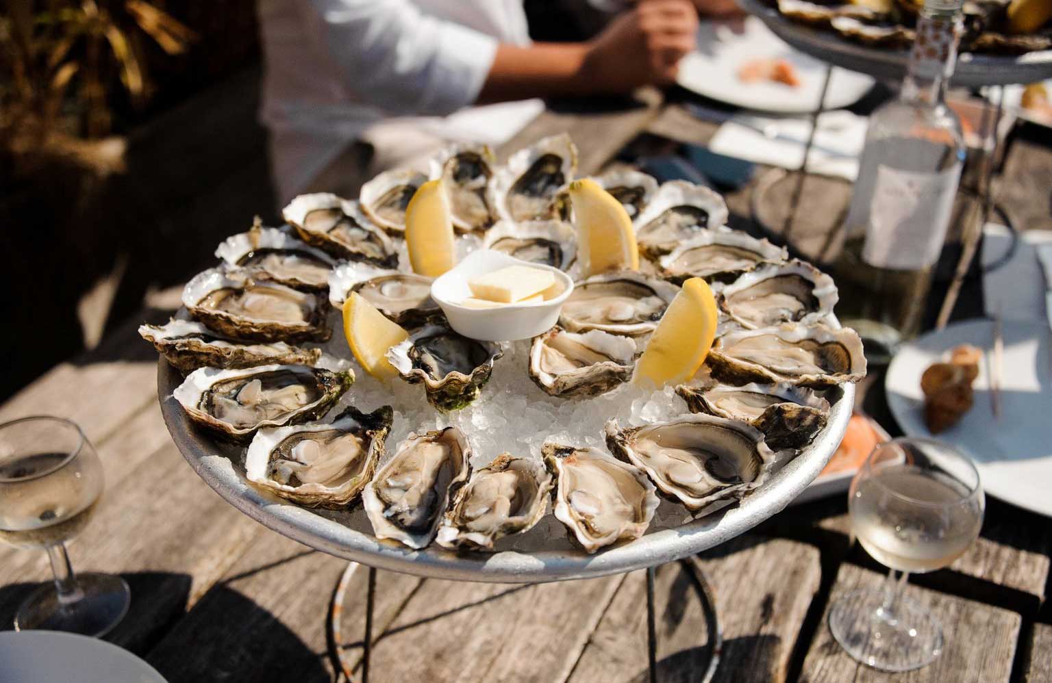 How to eat oysters
